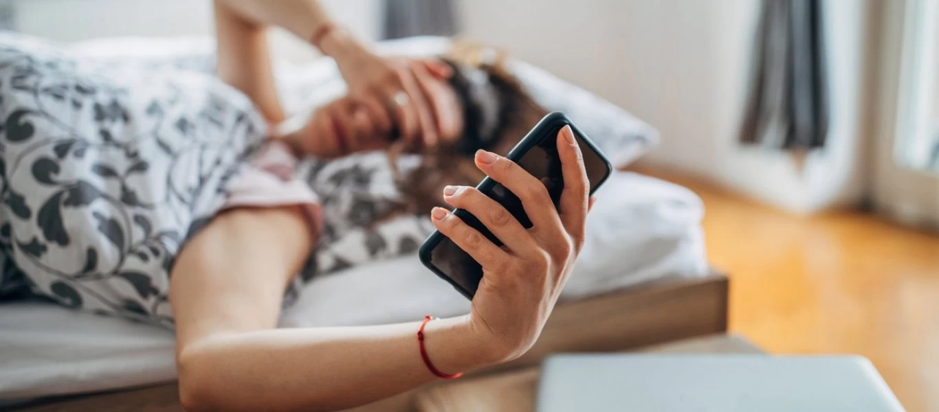 Να τι μπορεί να πάθετε εάν κοιμάστε με το κινητό δίπλα σας